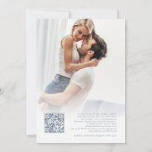 Moderne Bloemen Foto Overlay Blauwe Tekst QR Huwel Kaart (Achterkant)