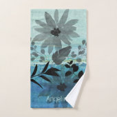 Moderne bloemen op blauwe achtergrond bad handdoek (Handdoek)