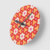 Moderne bloemen op rode en perzik geometrische blo ronde klok (Hoek)