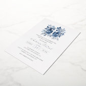 Moderne Bloemen Zilveren Kruis Jongens Eerste Comm Folie Uitnodiging (Gedraaid)