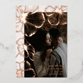 Moderne Bloemenfoto Elegante Bruiloft Save the Dat Folie Uitnodiging (Voorkant)