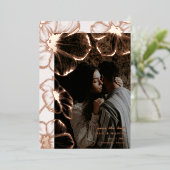 Moderne Bloemenfoto Elegante Bruiloft Save the Dat Folie Uitnodiging (Staand Voorkant)