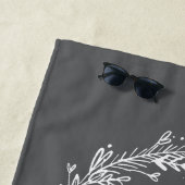 Moderne bloemenkrans naam en initiaal modern strandlaken (In situ)