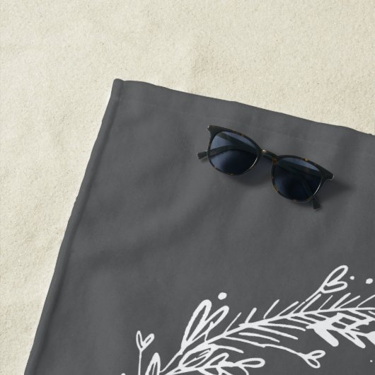 Moderne bloemenkrans naam en initiaal modern strandlaken (In situ)