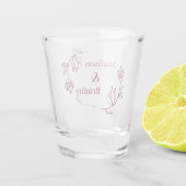 Moderne bloemige koppel monogram bruiloft favoriet shot glas (Achterkant)