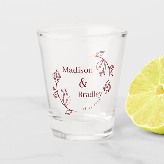 Moderne bloemige koppel monogram bruiloft favoriet shot glas (Voorkant)