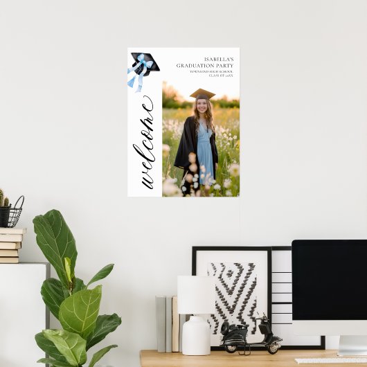 Moderne Blue Bow Coquette Graduation Cap Welkom Poster (Thuiskantoor)