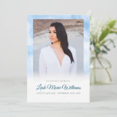 Moderne Blue Clouds Memorial begrafenis Bedankkaart (Staand voorkant)