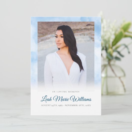 Moderne Blue Clouds Memorial begrafenis Bedankkaart (Staand voorkant)