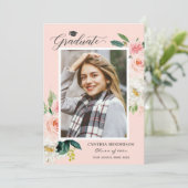 Moderne Blush Pink Floral Photo Graduparty Kaart (Staand voorkant)
