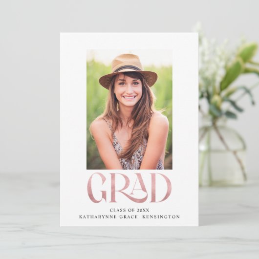 Moderne Blush Pink Folie Typografie Afstuderen Fot Aankondiging (Staand voorkant)