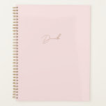 Moderne Blush Pink Minimalist | Naam Gold Script Planner<br><div class="desc">De roze en elegante gouden scriptnaamplanner is luxe en chique. Deze mooie gouden kalligrafie naam planner is perfect voor degenen die de fijnere dingen in het leven waarderen. Dus als je op zoek bent naar een planner die zowel stijlvol als luxe is,  dan is dit de planner voor jou!</div>