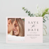 Moderne Blush Pink Script Foto Sla de datum op Save The Date (Staand voorkant)