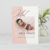 Moderne Blush Roze Baby Meisje Geboorte Aankondiging (Staand voorkant)