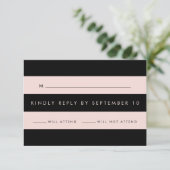 Moderne Blush roze en Black Stripe RSVP Kaartje (Staand voorkant)