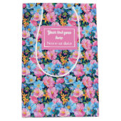 Moderne blush roze en lichtblauwe geschenkzak wrap medium cadeauzakje (Voorkant)