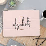 Moderne Blush roze monogram naam iPad Air Cover<br><div class="desc">Voeg een unieke touch toe aan uw werk met deze strakke en stijlvolle zwarte, blush pink en gouden monogram iPad cover. Dit moderne en verfijnde ontwerp heeft uw eigen persoonlijke naam en initiaal sierlijk gedrukt in zwart en goud. De blush roze achtergrond biedt een chique achtergrond, terwijl het witte script...</div>