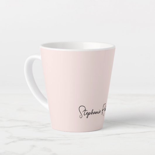 Moderne Blush Roze Monogram Naam Typografie Latte Mok (Linkerhoek)