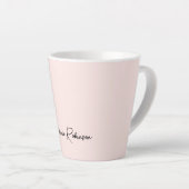 Moderne Blush Roze Monogram Naam Typografie Latte Mok (Rechterhoek)