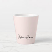 Moderne Blush Roze Monogram Naam Typografie Latte Mok (Voorkant)