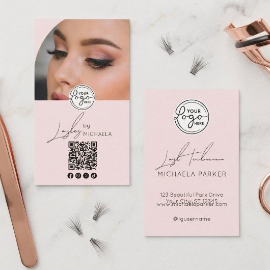 Moderne Blush Roze Script Logo QR Code Foto Wimper Visitekaartje
