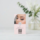 Moderne Blush Roze Script Logo QR Code Foto Wimper Visitekaartje (Staand voorkant)