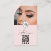 Moderne Blush Roze Script Logo QR Code Foto Wimper Visitekaartje (Voorkant)