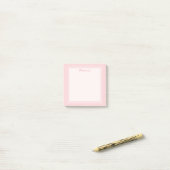 Moderne Blush Roze Wit Rand Script Post-it® Notes (Op bureau)