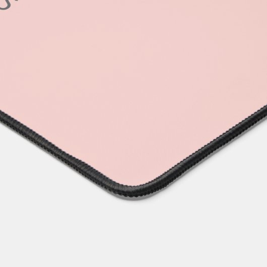 Moderne Blush Roze Witte Script Monogram Bureaumat (Hoek)