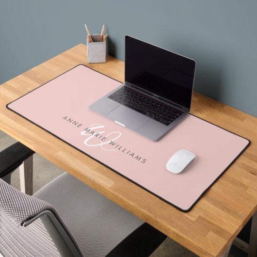 Moderne Blush Roze Witte Script Monogram Bureaumat (Kantoor 2)