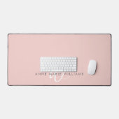 Moderne Blush Roze Witte Script Monogram Bureaumat (Keyboard & Muis)