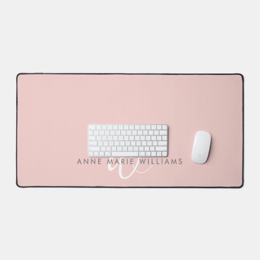 Moderne Blush Roze Witte Script Monogram Bureaumat (Keyboard & Muis)