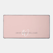 Moderne Blush Roze Witte Script Monogram Bureaumat (Voorkant)