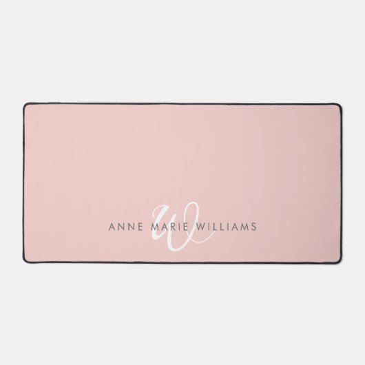 Moderne Blush Roze Witte Script Monogram Bureaumat (Voorkant)