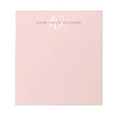 Moderne Blush Roze Witte Script Monogram Notitieblok (Voorkant)