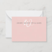 Moderne Blush Roze Witte Script Monogram Notitiekaartje (Voorkant)