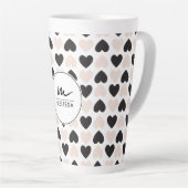 Moderne Blush Roze Zwart Liefde Harten Monogram Latte Mok (Rechterhoek)