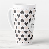 Moderne Blush Roze Zwart Liefde Harten Monogram Latte Mok (Linkerhoek)