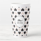 Moderne Blush Roze Zwart Liefde Harten Monogram Latte Mok (Voorkant)