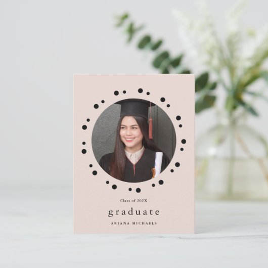 Moderne Blush Stippen Foto Afstuderen Uitnodigen Aankondigingskaart (Staand voorkant)