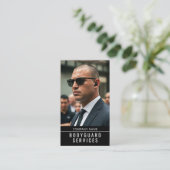 Moderne Bodyguard Services Minimalistische Foto QR Visitekaartje (Staand voorkant)
