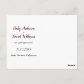 Moderne bogundy script bruiloft Sparen de Date fot Briefkaart (Achterkant)