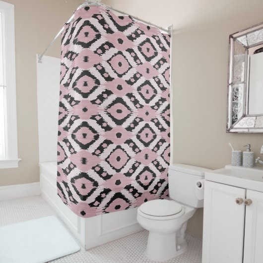 Moderne Boheemse Blush Roze Zwart Ikat Patroon Douchegordijn (In situ)