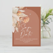 Moderne bohemische terracotta pampas save the date (Staand voorkant)