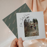 Moderne Boho Arch Groen Holly Jolly Kerstfoto Feestdagenkaart<br><div class="desc">Vier de vreugde van het seizoen met deze moderne boho boog groen holly jolly kerstfoto vakantie kaart. Het unieke en chique bewerkbare script creëer is een vleugje charme en individualiteit. Het eenvoudige, elegante zwart-wit ontwerp, met een klassieke bohemian boog lijst, roept een grillige winterambiance op. Het minimale en delicate feestelijke...</div>