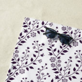 Moderne Boho Bloempatroon Pr Plum Wit Strandlaken (In situ)