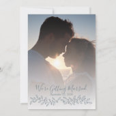 Moderne Boho Dusty Blue Botanische Fotobruiloft Save The Date (Achterkant)