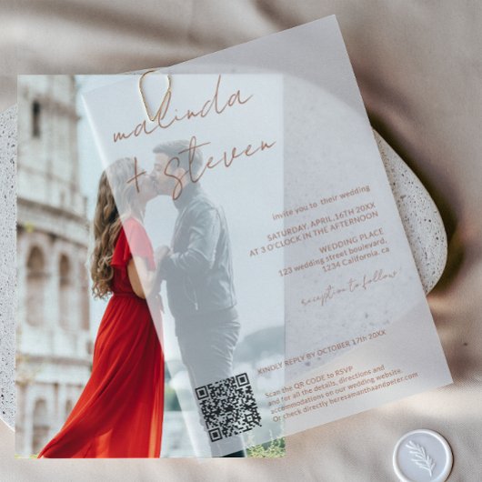 Moderne Boho Elegant Script QR Code Wedding Vellum Uitnodigingen