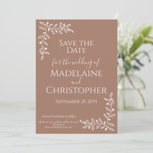 Moderne Boho Mocha Mousse Botanische Fotobruiloft Save The Date (Staand voorkant)
