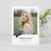 Moderne Bold Minimalistische Afstudeer Uitnodiging (Staand voorkant)